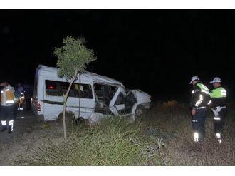 Minibüs aydınlanma direğine çarptı: 2 ölü