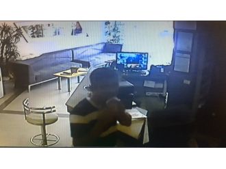 Şaşkın hırsız güvenlik kamerasını ’tükürüklü kağıt’la kapattı