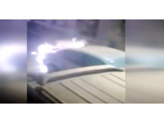 Canını hiçe sayarak yanan aracı kullandı