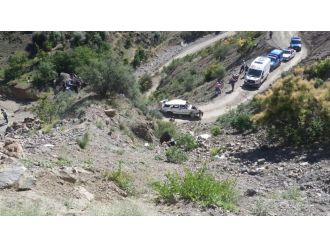Otomobil uçuruma yuvarlandı: Anne ile oğlu öldü