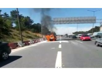 TEM’de yanan otomobil trafiği kilitledi