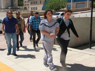 Şiddet gören kadın, eski eşinin boğazını kesti