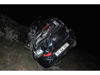 Otomobil uçuruma yuvarlandı: 1 ölü, 1 ağır yaralı