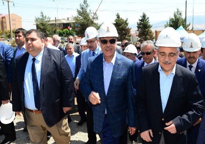 Başbakan Yardımcısı Veysi Kaynak, İnşaat Alanını İnceledi