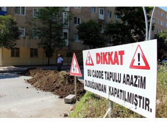 "Bu cadde benim" deyip 4 şeritli yolu kapattı