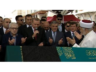 Cenazede yan yana saf tuttular