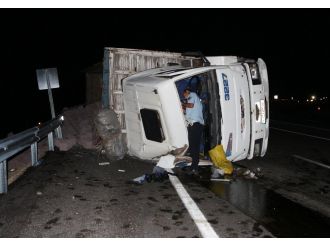 Briket yüklü kamyon "ölüm virajı"nda devrildi