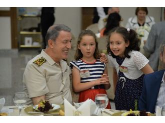 İftarda şehit aileleriyle buluştu