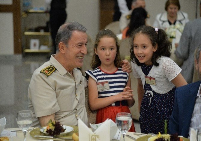 İftarda Şehit Aileleriyle Buluştu