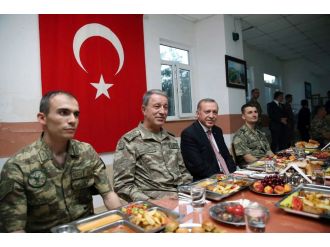 Mardin’de sürpriz ziyaret: Mehmetçikle iftar açtı