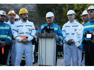 Yerin 400 metre altında maden işçileriyle iftar