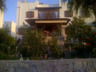 800 bin TL’lik evi 450 bin TL’ye sattırıp, paralarla kaçtılar