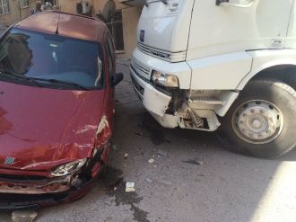 Kamyonun freni boşaldı, vatandaş sokağa döküldü