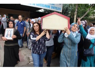 HDP’liler bir kez daha teröristin tabutunu sırtladı