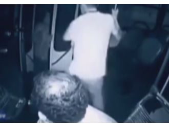 Engelli adam ve şoför hırsızı böyle alt etti