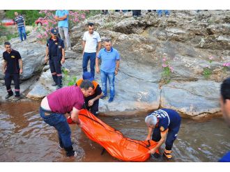 Girdiği şelaleden çıkamadı