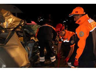 Kayın pederinin cenazesine giderken kaza yaptı: 6 ölü