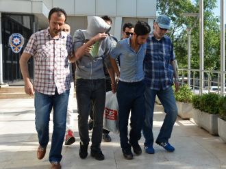 O, araçtan atlayarak kurtuldu, arkadaşı ise...