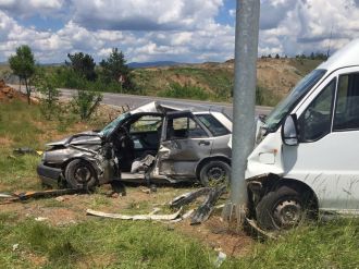 Otomobil ile minibüs çarpıştı: 1 ölü, 4 yaralı