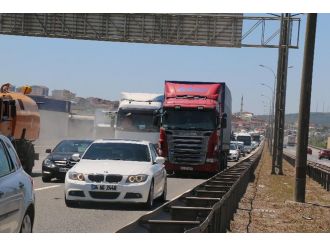 TEM’de 4 kişinin yaralandığı kaza trafiği kilitledi