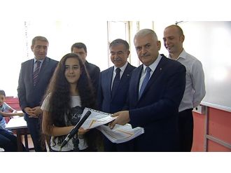 Başbakan mezun olduğu okulda karne dağıttı