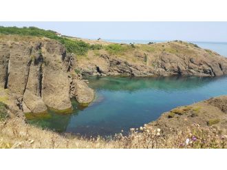 Tırmanmaya çalıştığı kayalıklardan yere çakıldı