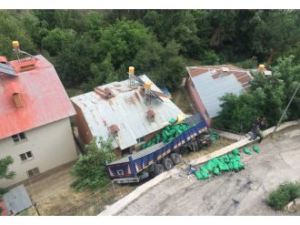 Freni boşalan TIR 2 katlı evin üzerine devrildi