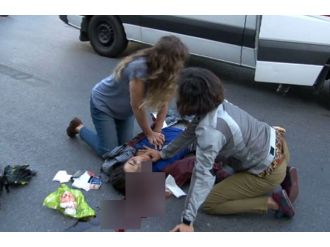 Motsikletli önce minibüse sonra otobüse çarptı