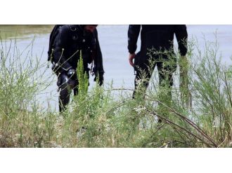 Dere kenarında boğazı eksilmiş kadın cesedi