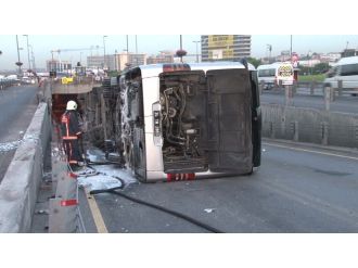 Cevizlibağ’da metrobüs yan yattı: 10 yaralı