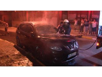 Ataşehir’de iki araç kundaklandı