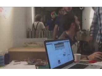 Beyoğlu’nda bir grup müzik etkinliğini bastı