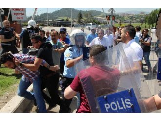 İşçilerle sendika yetkilileri birbirine girdi