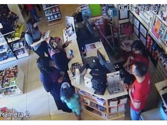 Kitapçıda ’tırnakçılık’ kamerada