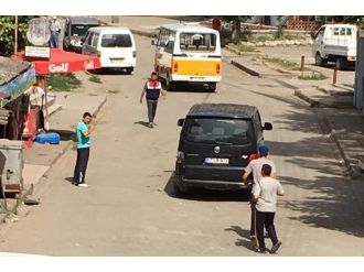 Saldırgana çarpıp babasının hayatını kurtardı