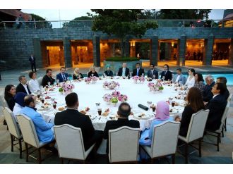 "Milletle husumet içinde kendilerine sanatçi diyenler var