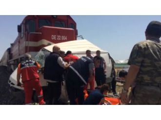 Tren minibüse çarptı: 7 ölü
