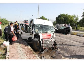 Minibüsle otomobil çarpıştı: 26 yaralı