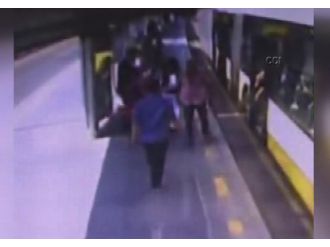 Metrobüste bıçaklı dehşet kamerada