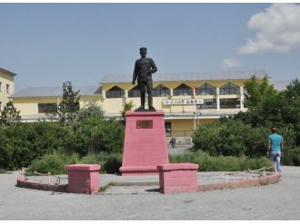 Kazım Karabekir Paşa’yı pembeye boyadılar