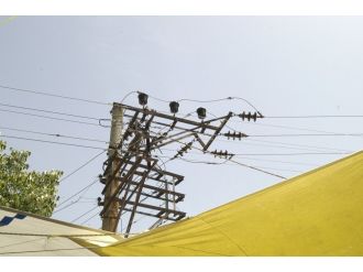 Bomba gibi patlayan trafo korkuttu