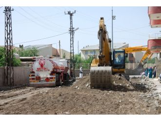 Hendek ve patlayıcılara karşı yollar asfaltlanıyor