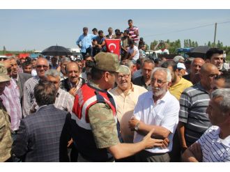 Köylüler karayolunu trafiğe kapattı