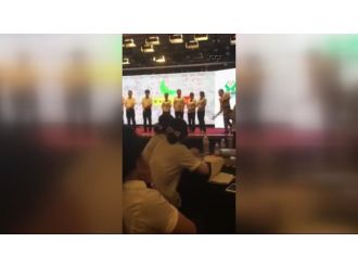 Banka müdürü başarısız personeli sıra dayağına çekti