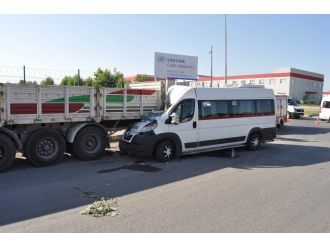 Servis minibüsü TIR’a çarptı: 17 yaralı