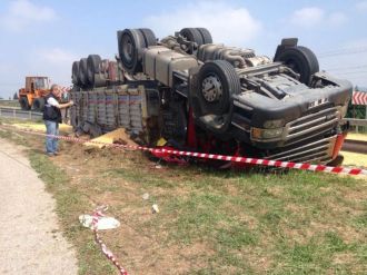 Yem yüklü TIR devrildi: 1 ölü