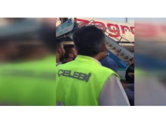 Havada motoru duran uçak acil iniş yaptı