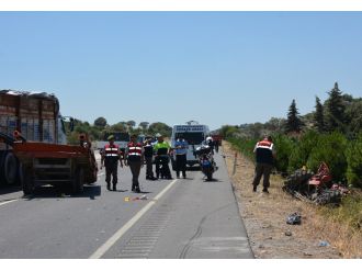 Kamyon traktöre çarptı: 1 ölü, 2 ağır yaralı