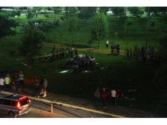 Otomobil üst geçitten uçtu: 1 ölü