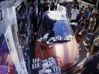 Fren yerine gaza basınca dükkana girdi